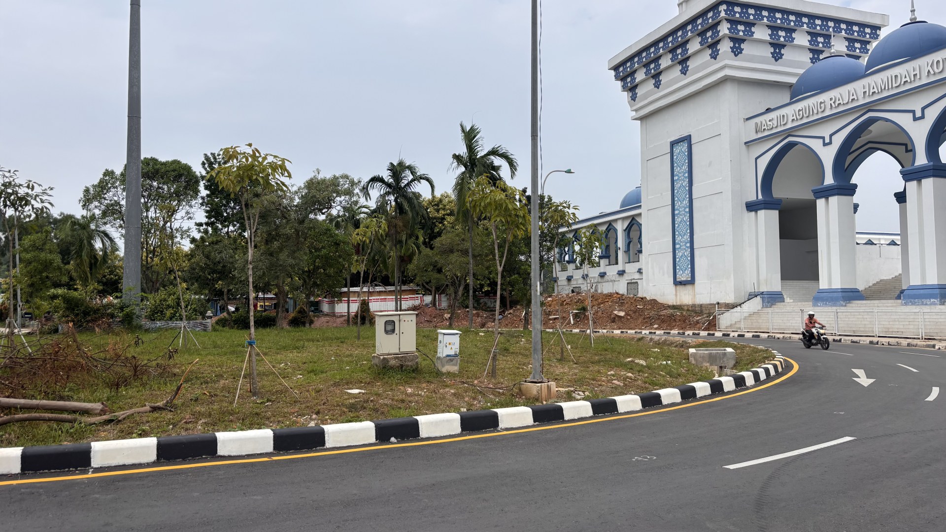 Taman Seputaran  DPRD, Bundaran dan Masjid Agung — foto 7