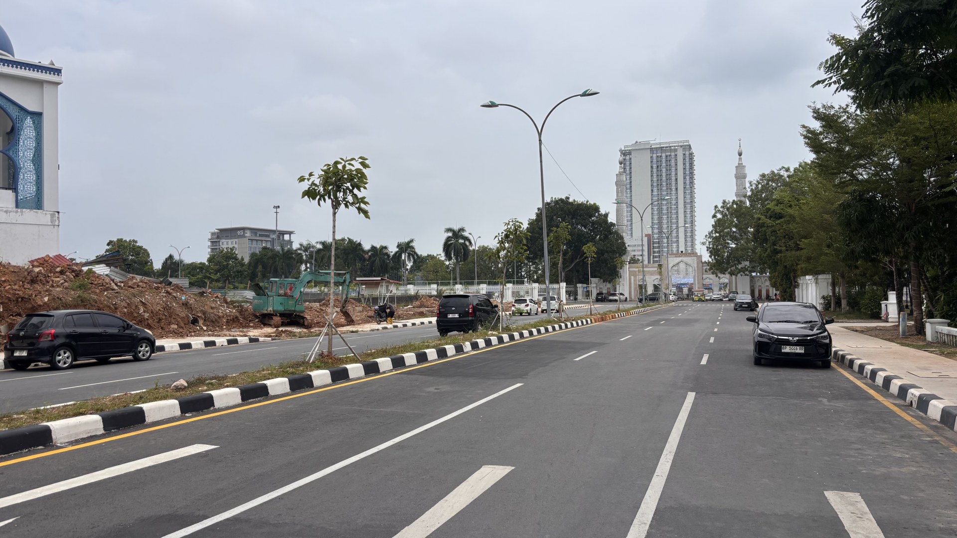 Taman Seputaran  DPRD, Bundaran dan Masjid Agung — foto 5