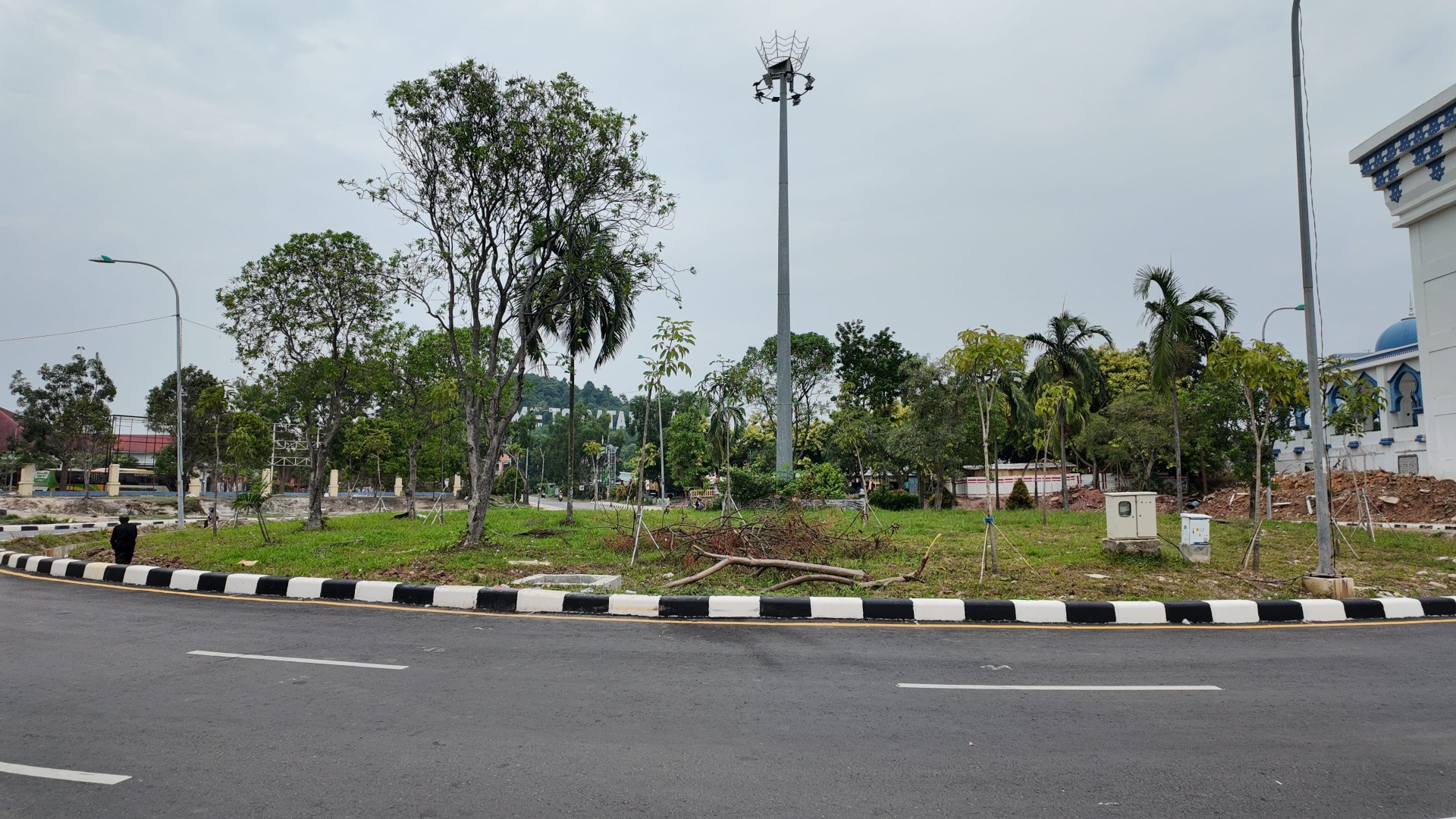Taman Seputaran  DPRD, Bundaran dan Masjid Agung