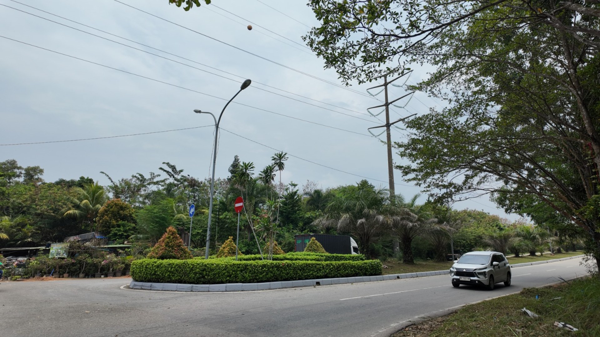 Jl. Hang Nadim (U turn Simp. Bundaran  - Bundaran SMU 3 - Simp. Cipta Buana) — foto 1