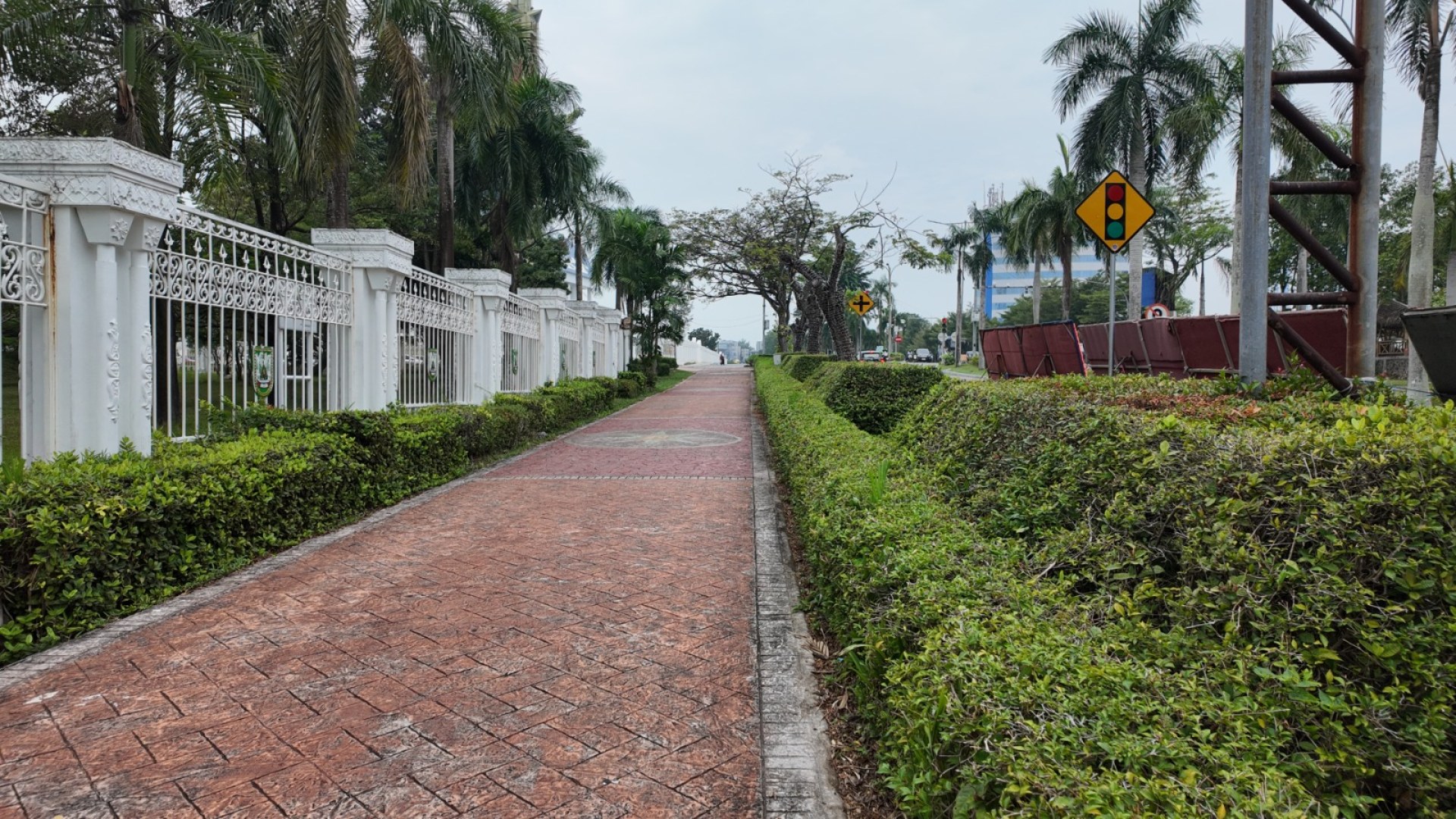 Taman Seputaran Pagar Dataran Engku Putri — foto 3