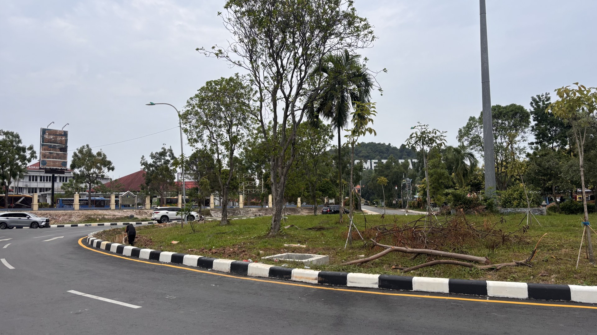 Taman Seputaran  DPRD, Bundaran dan Masjid Agung — foto 6
