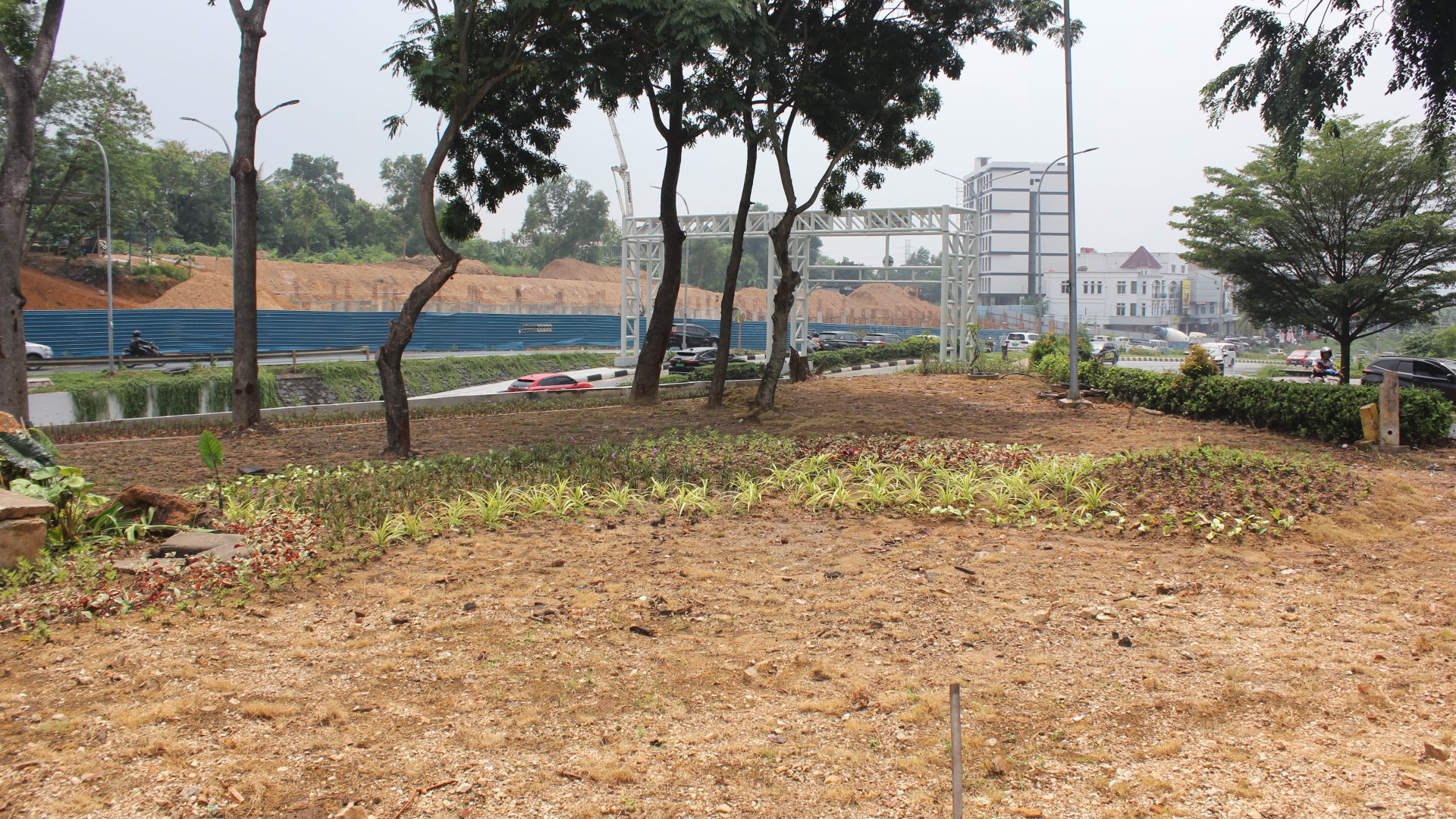 Taman Lengan Jalan Diatas Terowongan — foto 6