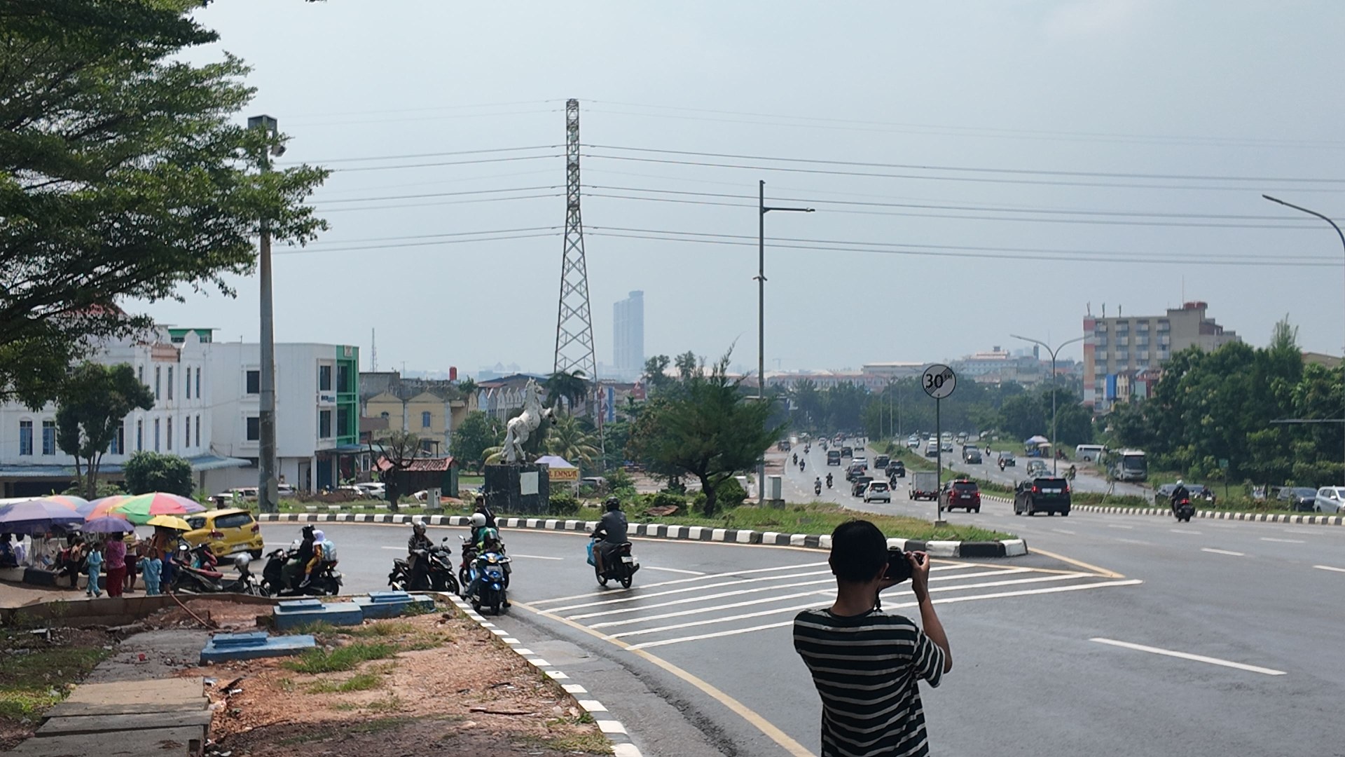 Median Jalan. Simp. Patung Kuda s/d Simp Seraya — foto 2