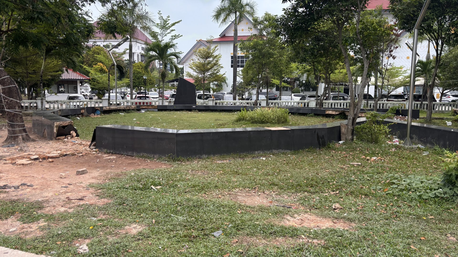 Taman Seputaran  DPRD, Bundaran dan Masjid Agung — foto 8