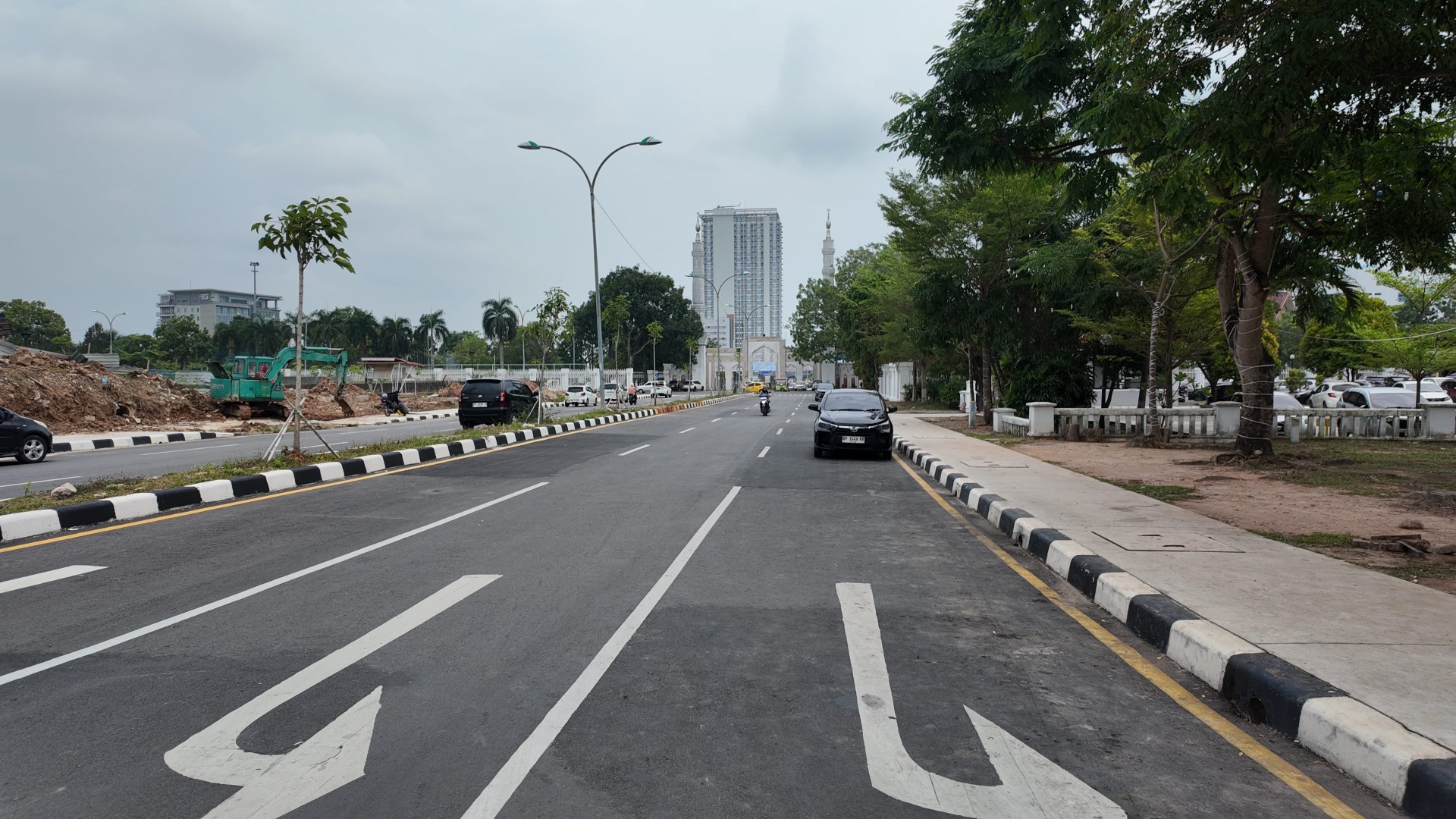 Taman Seputaran  DPRD, Bundaran dan Masjid Agung — foto 3