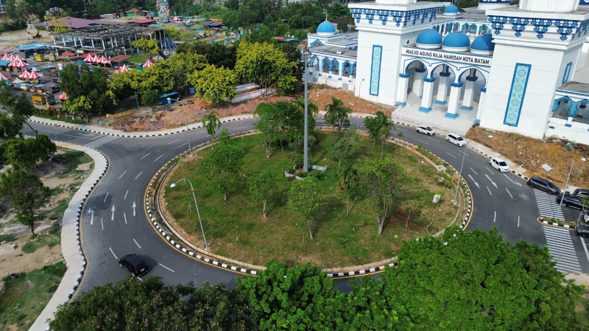 Taman Seputaran  DPRD, Bundaran dan Masjid Agung — foto 10
