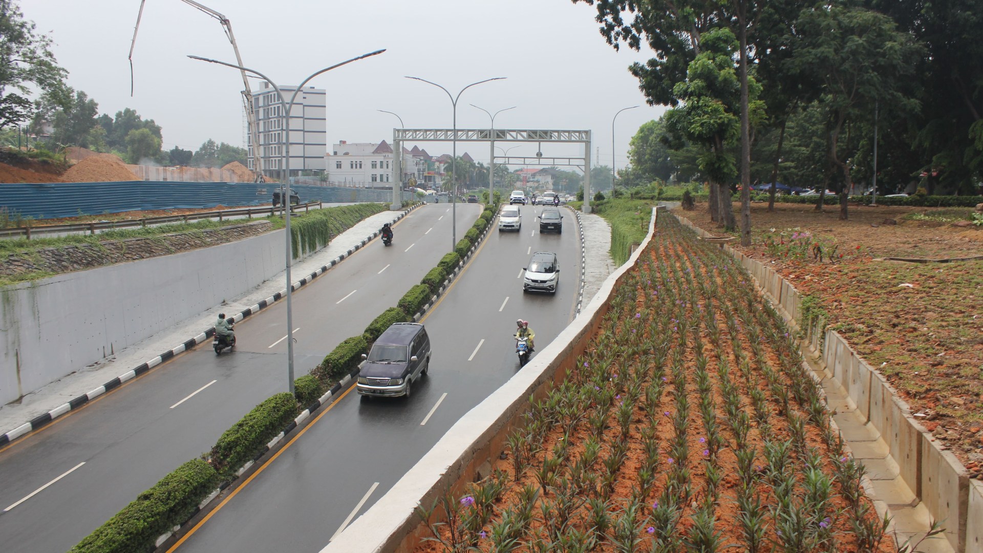 Taman Lengan Jalan Diatas Terowongan — foto 1