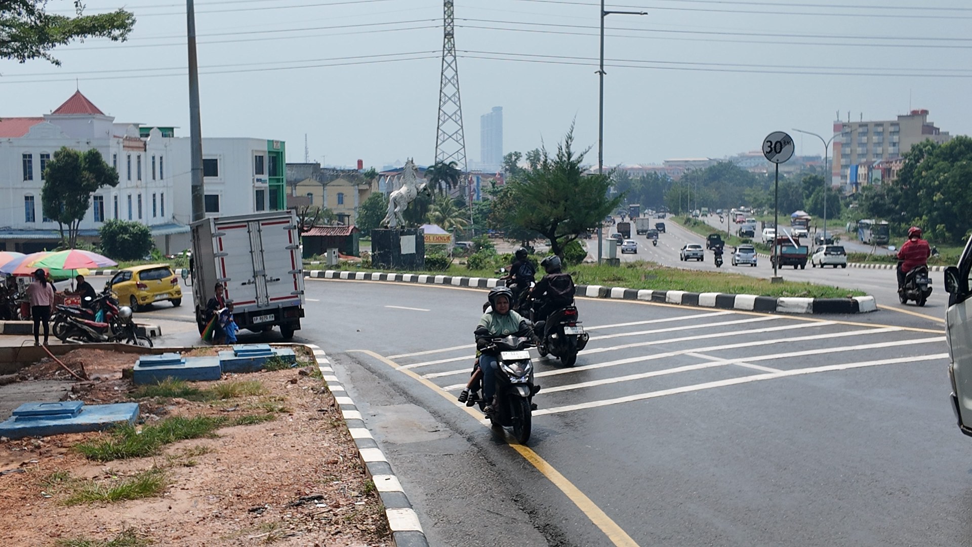 Median Jalan. Simp. Patung Kuda s/d Simp Seraya